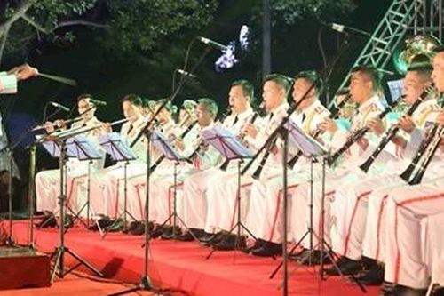 Đoàn Nghi lễ Công an nhân dân tiếp tục diễu hành trên phố đi bộ Hà Nội