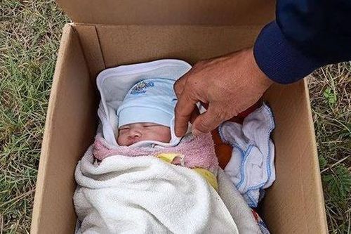 Hà Nội: Kêu gọi người thân nhận lại bé sơ sinh bị bỏ rơi ở vệ đường