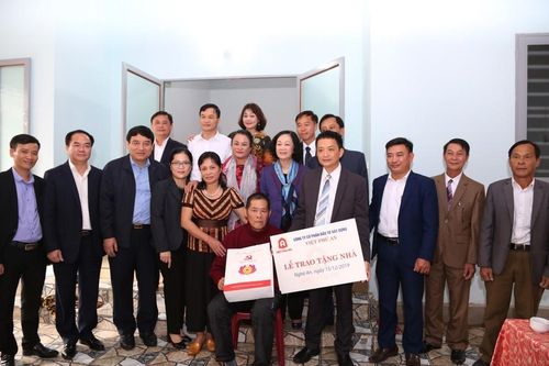 Bà Trương Thị Mai thăm, tặng quà tại Nghệ An