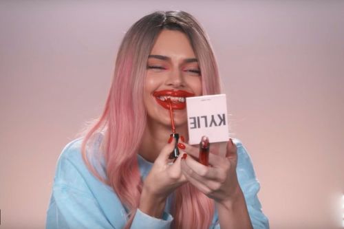 Kendall Jenner thất bại với màn hóa trang môi tều giống Kylie