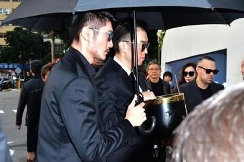 Gia đình, bạn bè đau buồn đưa tang Cao Dĩ Tường