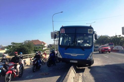 TP Hồ Chí Minh: Xe buýt trèo lên dải phân cách, hành khách hoảng loạn kêu cứu