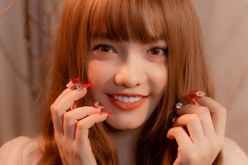 Hồng Kim Hạnh tung ảnh ngọt ngào trong MV mới