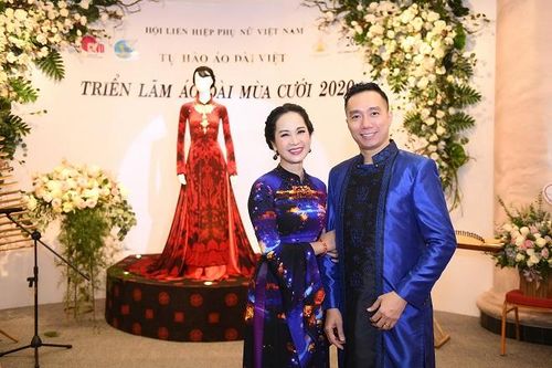 NSND Lan Hương dịu dàng trong tà áo dài họa tiết di sản Huế
