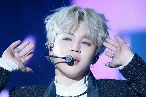 Phóng viên Hàn bỡ ngỡ trước hai con người của Jimin BTS