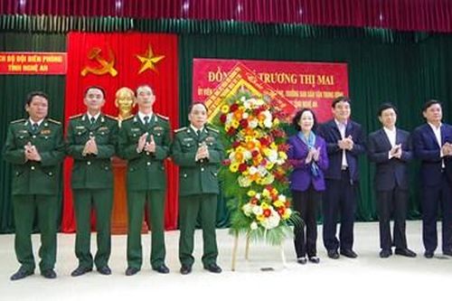 Đồng chí Trương Thị Mai thăm và làm việc tại BĐBP tỉnh Nghệ An