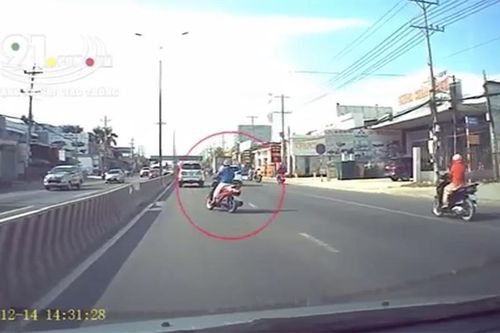 Đỉnh cao lái xe: Phát hoảng với 'Ninja Lead' vừa đi vừa...ngủ