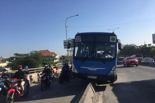 Xe buýt lao lên dải phân cách, nhiều hành khách may mắn thoát nạn