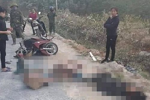 Xe máy va chạm với ô tô, 3 công nhân thương vong