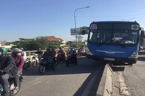 Xe buýt leo lên dải phân cách, nhiều hành khách hoảng loạn kêu cứu