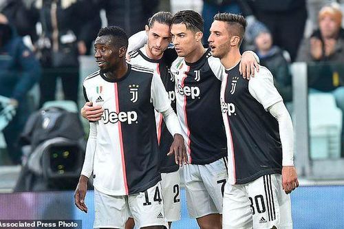 Ronaldo lập cú đúp, Juventus chiếm ngôi đầu của Inter