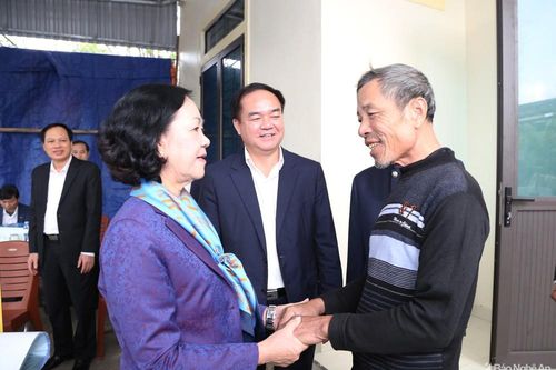 Trưởng Ban Dân vận Trung ương trao nhà tình nghĩa cho hộ nghèo tại Nghệ An