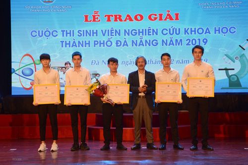 Đà Nẵng trao giải cho đề tài 'Thiết kế thủy bộ thu gom rác bãi biển'