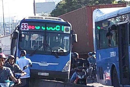 Xe buýt bất ngờ tông dải phân cách, hành khách lo sợ đâm xuống sông Sài Gòn