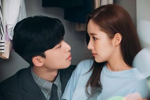 Vội vã 'vớ bừa' anh hàng xóm để chạy bầu, tân hôn lặng người khi cúc áo vừa mở