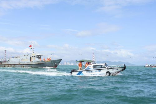 Cảnh sát giao thông đường thủy ra quân đảm bảo an giao thông dịp Tết