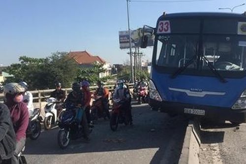 Tránh xe máy, xe buýt 'ngự' trên dải phân cách giữa cầu