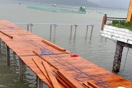 Buộc tháo dỡ cầu đi bộ doanh nghiệp xây trái phép trên đầm Lập An