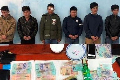 Bắt quả tang nhóm đánh bạc trong quán cà phê