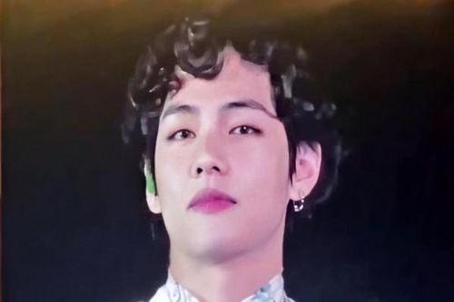 Để tóc dài lãng tử thôi chưa đủ, V (BTS) chơi lớn bằng tóc xoăn bà thím