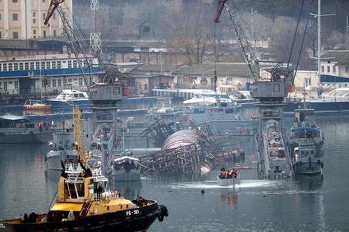 Hiện trường vụ tàu ngầm Nga chìm theo ụ nổi trong cảng Sevastopol