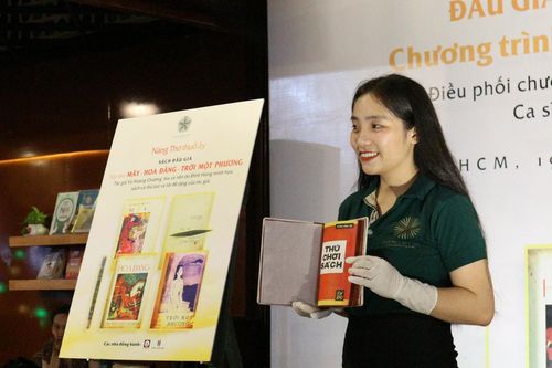 Bốn cuốn sách cũ bán đấu giá gần 100 triệu đồng