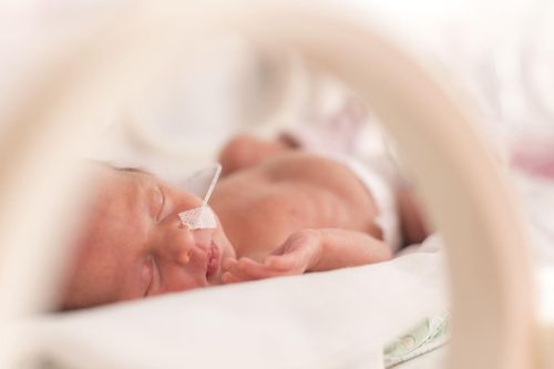 Cứu bé sơ sinh bị thắt 2 nút dây rốn