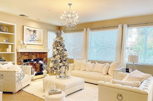 Phạm Hương trang hoàng biệt thự đón Noel