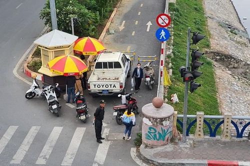 Chốt cảnh sát gây cản trở giao thông