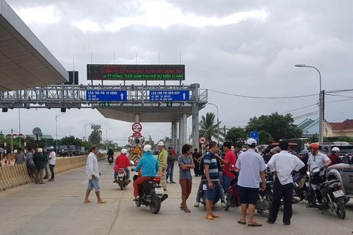 Hàng chục tài xế 'vờ' hỏng xe để vây trạm, BOT Ninh Xuân tê liệt