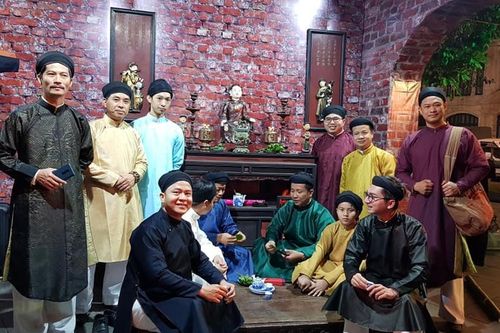 Áo dài nam truyền thống bị định hướng... lệch chuẩn