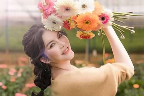 Lý Nhã Kỳ đẹp nao lòng khi khoe ảnh hái hoa ở Đà Lạt