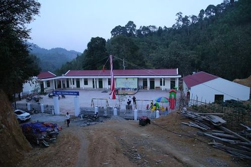 Tặng phòng học mới cho học sinh Bình An (Lạng Sơn)