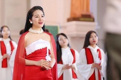Phạm Thùy Dung 'Ave Maria' đón chào Giáng sinh