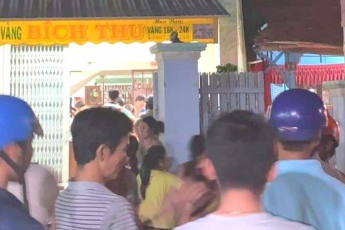 Cướp táo tợn dùng gạch đập tủ kính, vơ vét vàng trong tiệm