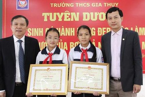 Hà Nội biểu dương hai nữ sinh nhặt được của rơi trả người đánh mất