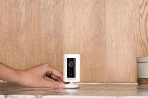 Tin tặc đột nhập vào camera phòng ngủ, tự nhận là ông già Noel