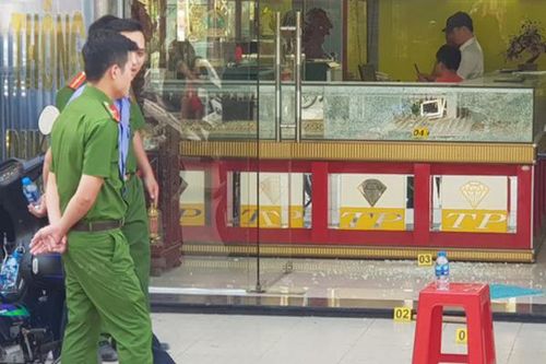 Kẻ không mặc áo, bịt mặt cầm gạch xông vào cướp tiệm vàng