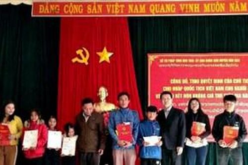 53 người Lào được nhập quốc tịch Việt Nam