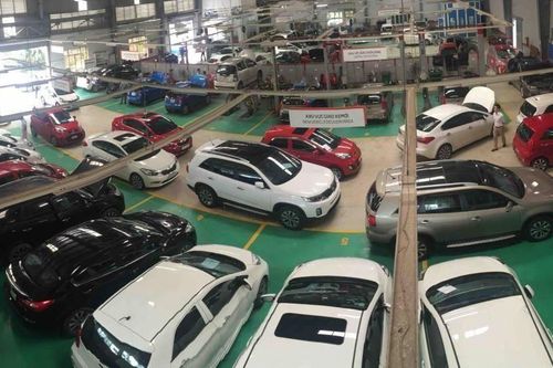 Gara ô tô chật kín dịp cuối năm, chủ xe chú ý tránh quá tải tăng giá