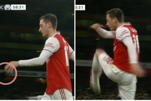 Bị thay ra giữa trận gặp Man City, Ozil hành xử khó tin