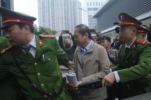 Hai cựu Bộ trưởng Nguyễn Bắc Son và Trương Minh Tuấn bắt đầu hầu tòa