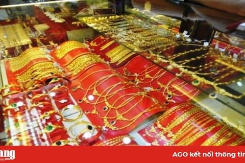 Đang gom vàng cất vô tủ thì bị cướp