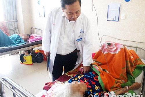 Thay khớp háng cho cụ bà 101 tuổi