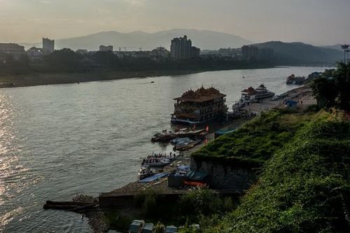 Trung Quốc cấm tàu thuyền trên 60 km sông Mê Kông