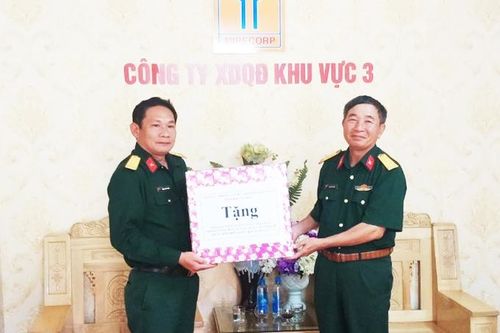 Thăm, tặng quà các đơn vị quân đội