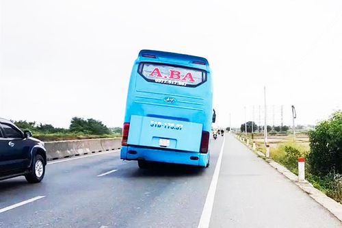 Xe khách chạy nghiêng trên Quốc lộ 1