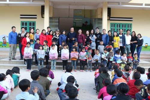 Tặng quà học sinh vùng cao Tả Phời