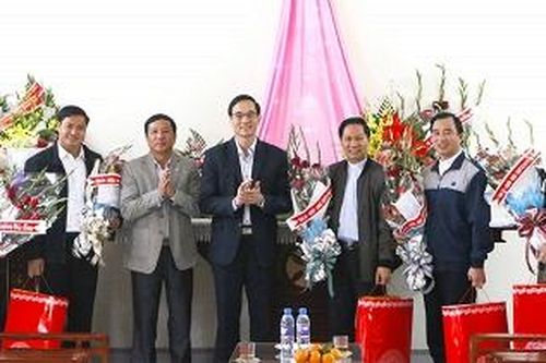 Thăm, tặng quà các chức sắc tôn giáo nhân dịp lễ Giáng sinh 2019