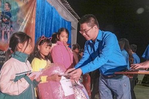 Trao quà 'Đông ấm vùng cao'